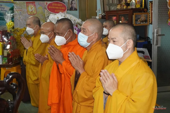 Chư tôn đức đảnh lễ khánh tuế đến Hòa thượng Thích Hiển Tu tại chùa Xá Lợi