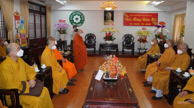 Chúc mừng năm mới đến chư tôn đức tại Văn phòng 2 Trung ương