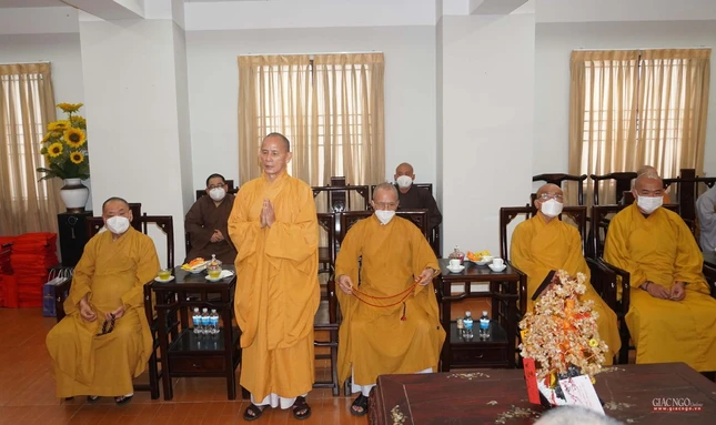 Hòa thượng Thích Thiện Thống đại diện chư tôn đức phát biểu tại buổi thăm chúc Tết của Ban Thường trực Ban Trị sự GHPGVN TP.HCM