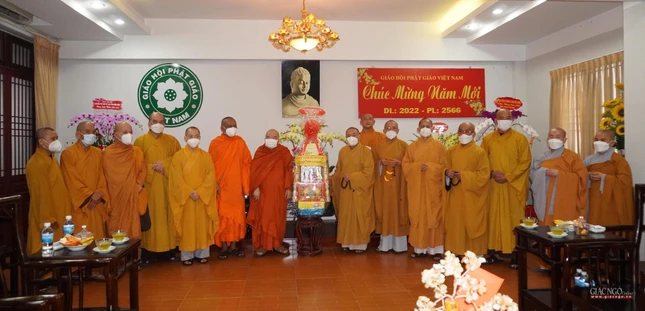 Tặng quà chúc mừng năm mới Nhâm Dần đến Hòa thượng Thích Thiện Pháp và chư tôn đức Văn phòng 2 Trung ương Giáo hội
