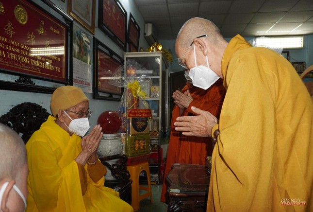 Đảnh lễ Hòa thượng Thích Hiển Tu