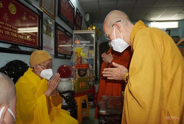 Đảnh lễ Hòa thượng Thích Hiển Tu