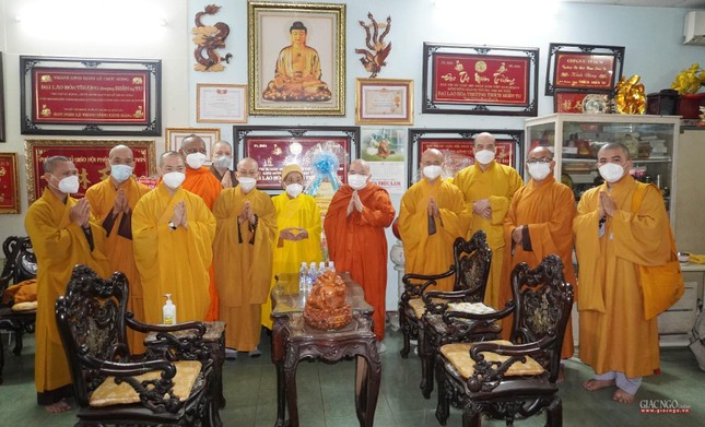 Chụp ảnh lưu niệm cùng Hòa thượng Thích Hiển Tu