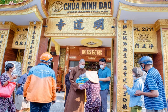 Tặng quà đến bà con khó khăn tại phường 9, quận 3