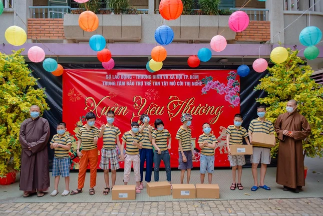 Tặng quà tại Trung tâm bảo trợ trẻ tàn tật mồ côi Thị Nghè