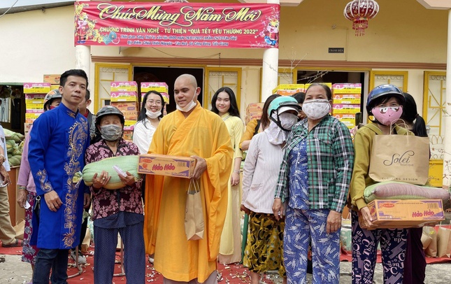 Chùa Thiên Nguyên tặng quà tại Tiền Giang