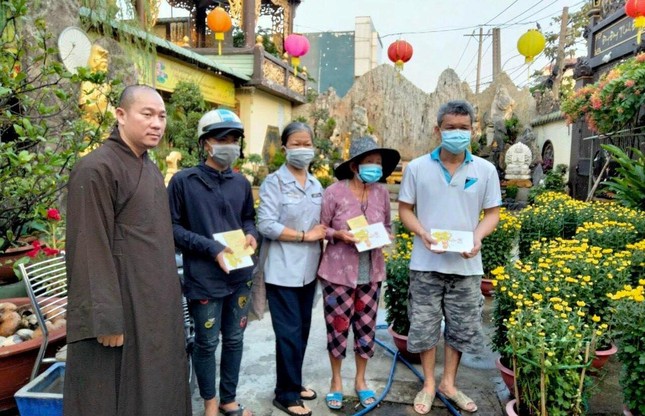 Chùa tặng quà Tết đến những hoàn cảnh đặc biệt xung quanh chùa Chùa tặng quà Tết đến những hoàn cảnh đặc biệt xung quanh chùa