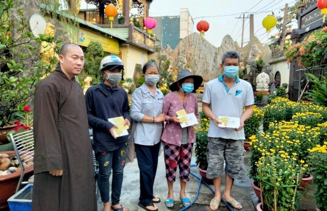 Chùa tặng quà Tết đến những hoàn cảnh đặc biệt xung quanh chùa