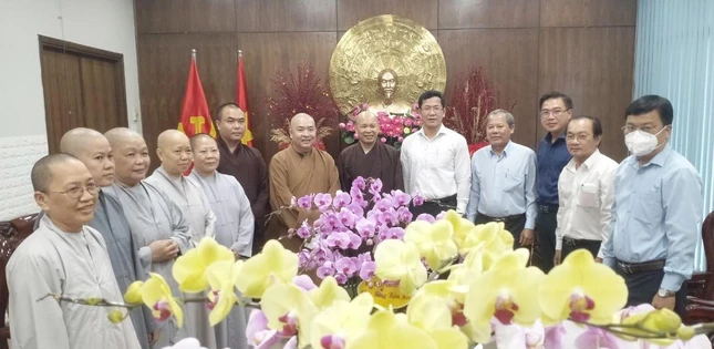 Đoàn Phật giáo quận 12 chúc mừng năm mới đến các cơ quan quận 12