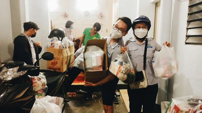 Anh chị em Gia đình Phật tử sẵn sàng các phần quà trong chương trình "Tết sẻ chia" đến người khó khăn - Ảnh: GĐPT Giác Ngạn