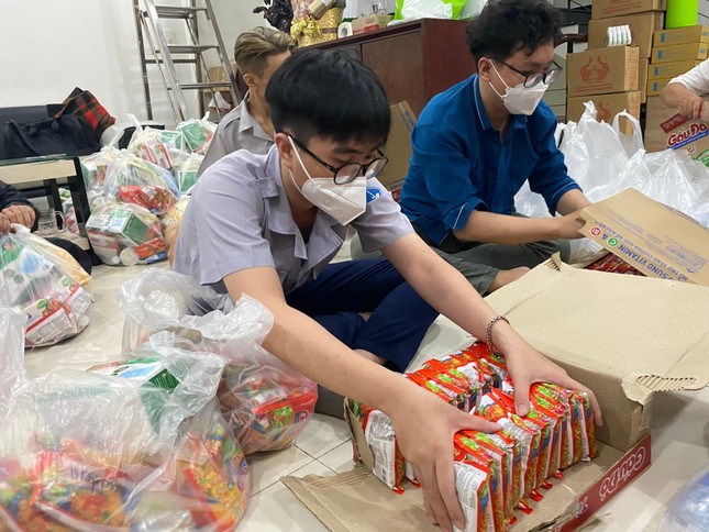 Các bạn trẻ Gia đình Phật tử Bát Nhã chuẩn bị những phần quà đêm - Ảnh: GĐPT Bát Nhã Các bạn trẻ Gia đình Phật tử Bát Nhã chuẩn bị những phần quà đêm - Ảnh: GĐPT Bát Nhã