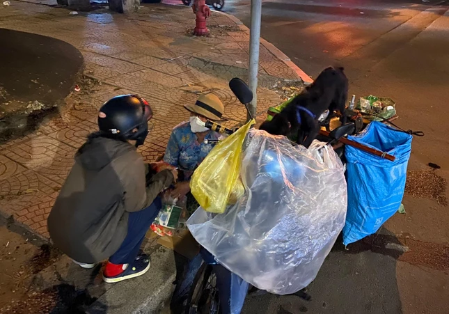 Trao quà và hỏi thăm chúc Tết đến các cô chú lượm ve chai - Ảnh: GĐPT Bát Nhã