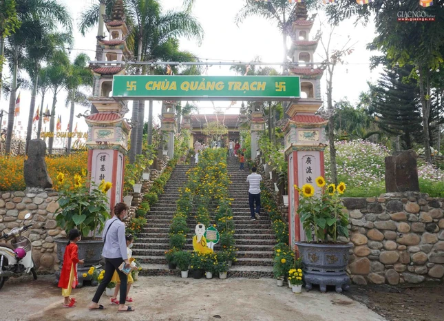 Nhiều em nhỏ về chùa sáng mùng 1 Tết