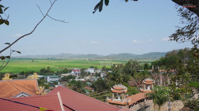 Xa xa là cách đồng lúa đã lên xanh tươi tốt