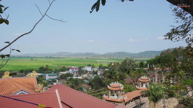 Xa xa là cách đồng lúa đã lên xanh tươi tốt