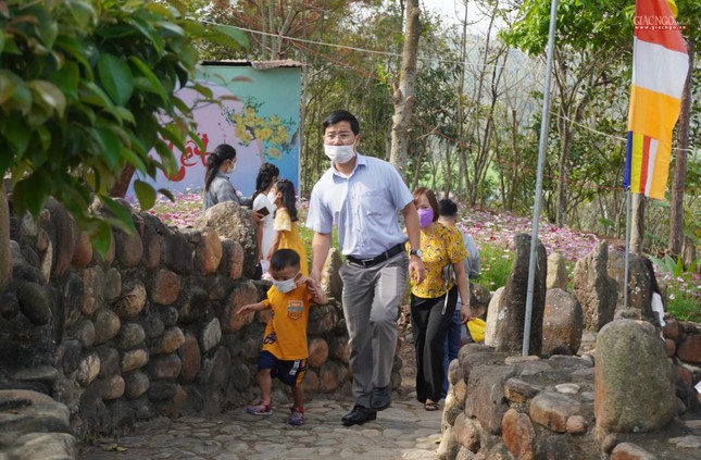 Cả nhà cùng đến chùa mùng 1 Tết