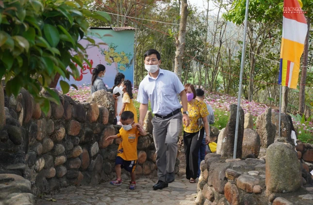 Cả nhà cùng đến chùa mùng 1 Tết