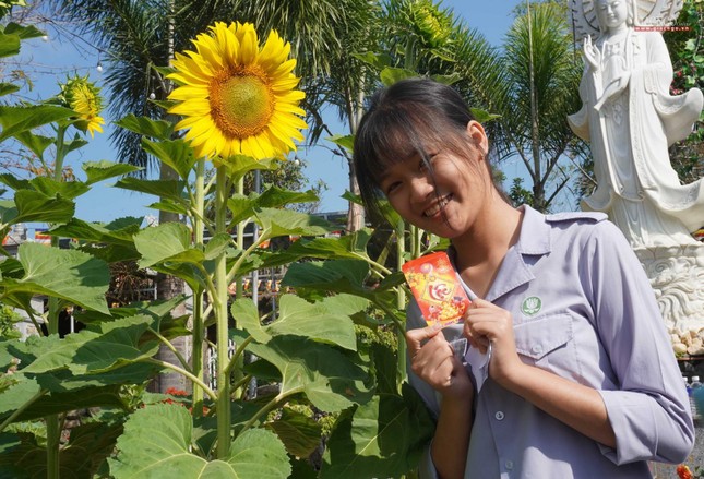 Niềm vui của các em Gia đình Phật tử Quảng Đức khi được nhận lì xì đầu năm