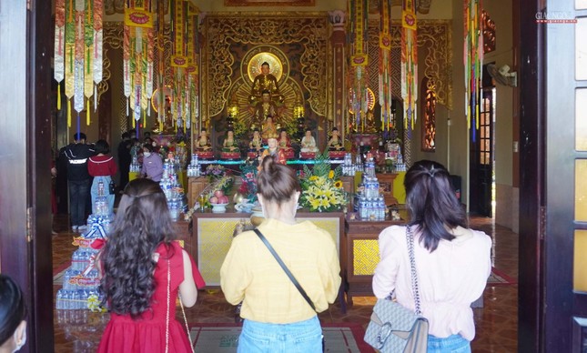 Các bạn trẻ lễ Phật tại chánh điện