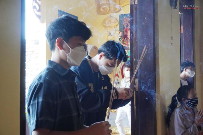 Thắp hương lễ Phật