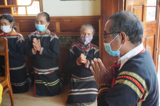 Chú Y Buôt đại diện chúng Phật tử đồng bào chúc Tết đến thầy trụ trì