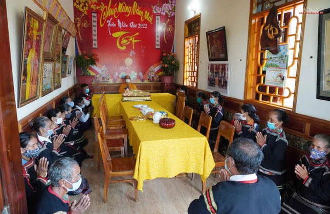 Phật tử chúc Tết đến Đại đức Thích Nhuận Độ, trụ trì chùa Quảng Trạch