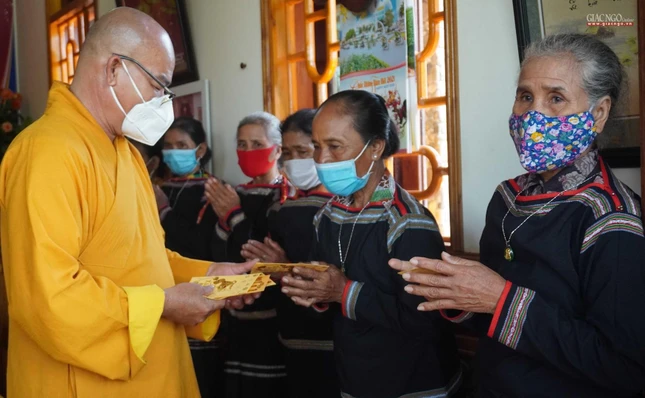 Đại đức Thích Nhuận Độ mừng tuổi đến Phật tử đồng bào