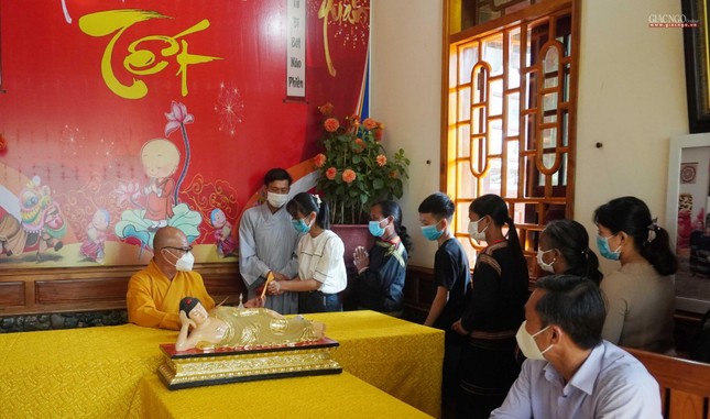 Chúc Tết đến thầy và được mừng tuổi