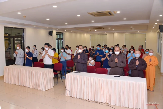 Chư tôn đức, cán bộ, nhân viên, phóng viên báo lắng nghe lời huấn thị của Trưởng lão Hòa thượng Thích Trí Quảng