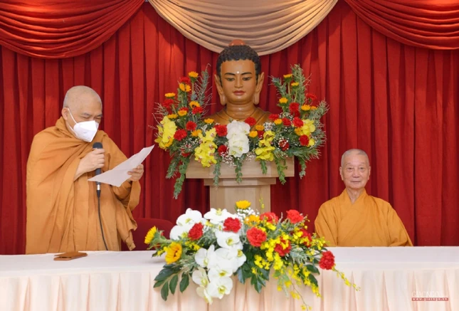 Hòa thượng Thích Giác Toàn đọc những vần thơ khai bút đầu năm