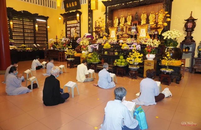 Phật tử tham dự khóa lễ tại Tổ đường