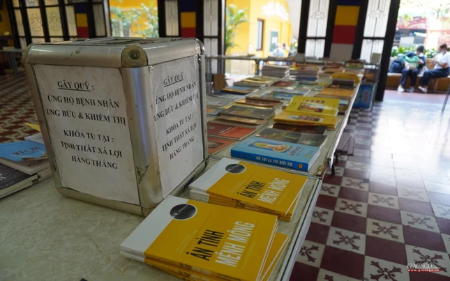 Sau khi thỉnh sách, bạn đọc tùy hỷ để tiền vào thùng gây quỹ ủng hộ bệnh nhân ung bướu và tổ chức khóa tu cho người khiếm thị