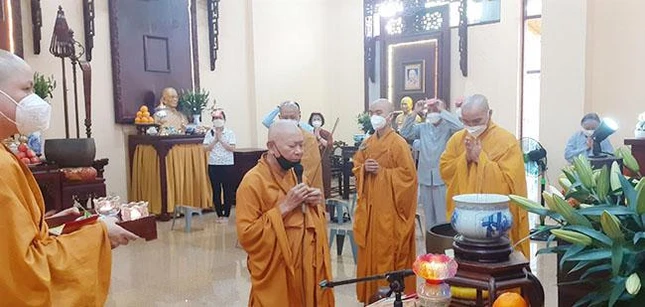 Thượng tọa Thích Đồng Bổn niệm hương