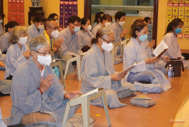 Phật tử tham dự khóa lễ