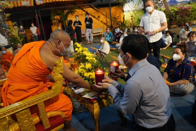 Trao đèn cho Phật tử cúng dường Phật