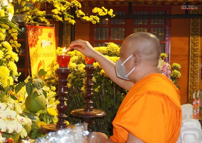 Hòa thượng Danh Lung thắp đèn cúng Phật