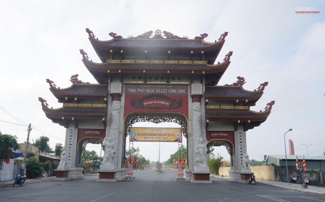 Cổng chào chùa Phật Ngọc Xá Lợi Vĩnh Long