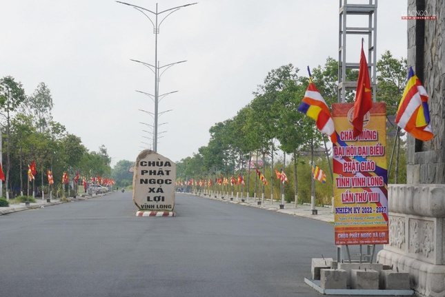 Cờ, pano chào mừng được thiết trí hai bên đường