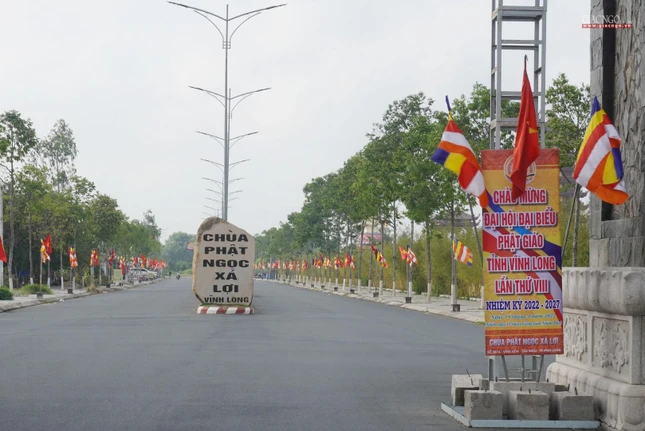 Cờ, pano chào mừng được thiết trí hai bên đường