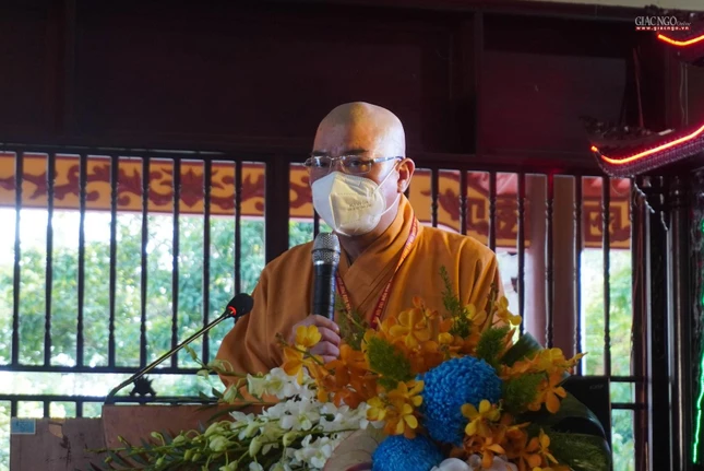 Đại đức Thích Thiện Tâm, Phó ban Trị sự GHPGVN tỉnh Vĩnh Long đọc nội quy Đại hội