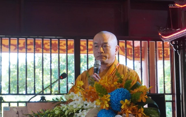 Thượng tọa Thích Long Vân, Phó Thư ký kiêm Chánh Văn phòng trình dự thảo báo cáo hoạt động Phật sự nhiệm kỳ 2017-2022