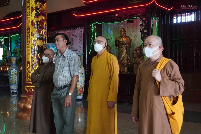 Chư tôn đức cùng đại diện chính quyền sáng 18-2