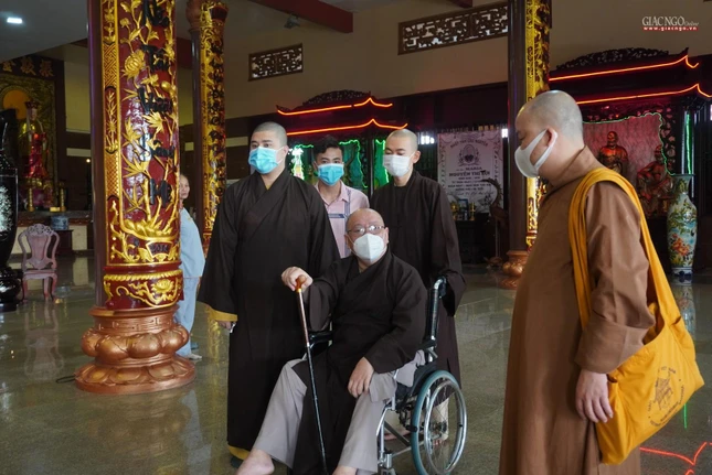 Thượng tọa Thích Phước Hạnh, Phó Thường trực Ban Trị sự GHPGVN tỉnh Vĩnh Long kiểm tra, chỉ đạo thiết trí tại hội trường