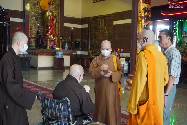 Chư tôn đức Ban Tổ chức Đại hội đại biểu trao đổi về các khâu thiết trí, đón tiếp đại biểu