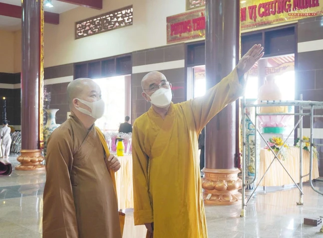 Thượng tọa Thích Lệ Lạc, Phó Ban Trị sự GHPGVN tỉnh Vĩnh Long; Đại đức Thích Tánh Bình, Chánh Thư ký Ban Trị sự GHPGVN tỉnh Vĩnh Long kiểm tra về công tác thiết trí