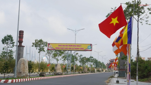 "Chúc đại hội trăm điều như ý. Mừng Phật giáo vạn sự thành công"