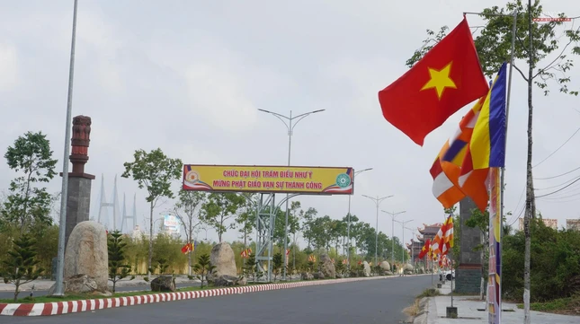 "Chúc đại hội trăm điều như ý. Mừng Phật giáo vạn sự thành công"