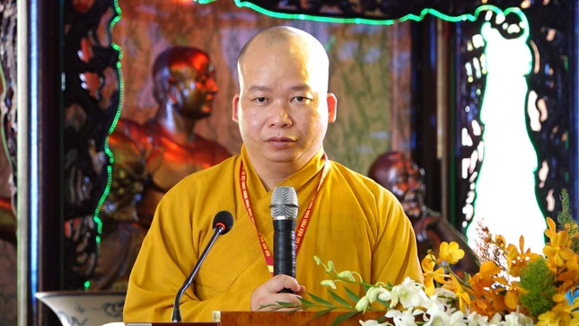 Đại đức Thích Tánh Bình, Chánh Thư ký Ban Trị sự GHPGVN tỉnh Vĩnh Long thay mặt chư tôn đức cung thỉnh Ban Chứng minh, Chủ tọa đoàn, Ban Thư ký, Ban Kiểm soát đại hội