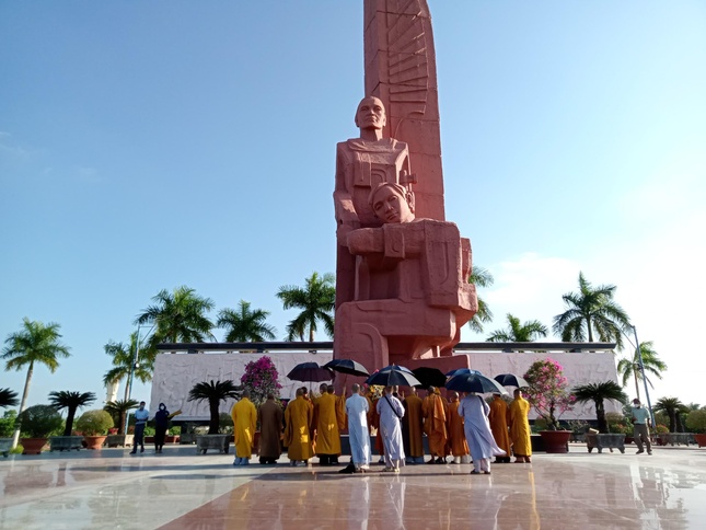 Chư tôn đức Phật giáo tỉnh viếng nghĩa trang liệt sĩ