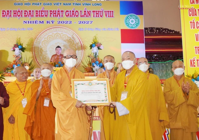 Hòa thượng Thích Như Tước đón nhận Bằng tuyên dương công đức của Trung ương GHPGVN